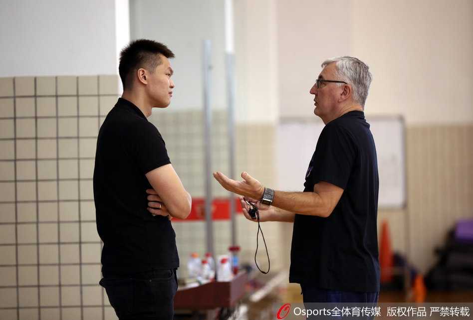 面对堆积如山的训练用球，朱芳雨露出标志性的微笑，退役后的生活虽然繁琐，但能与篮球朝夕相处，这份热爱始终如一。