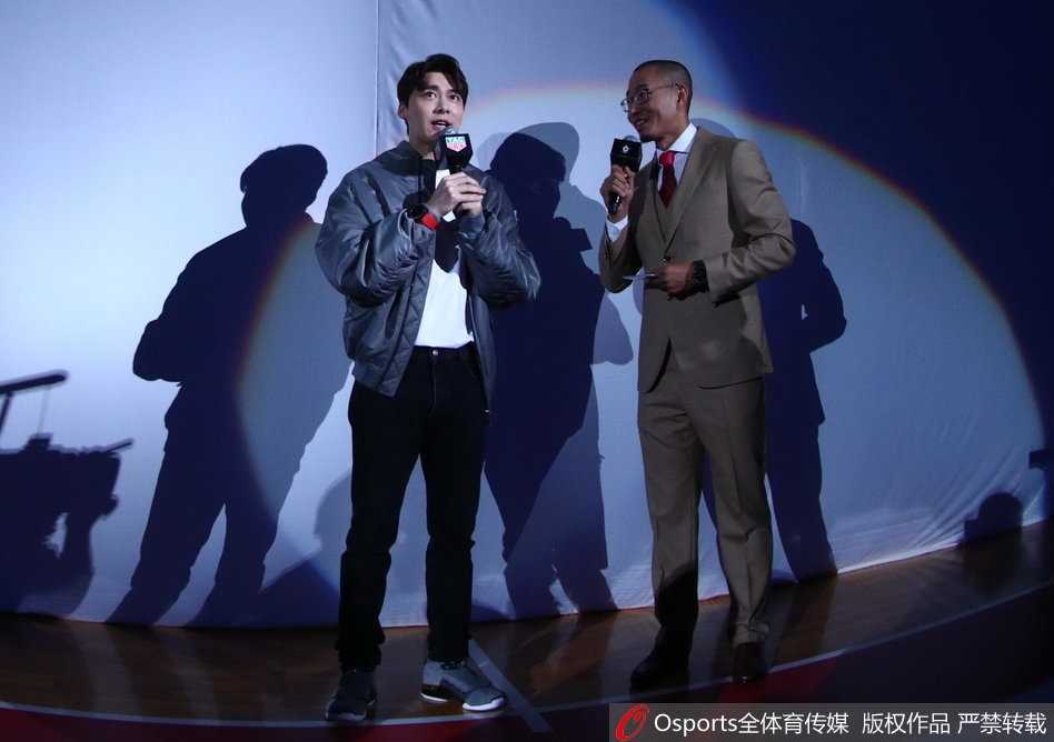 李易峰身着休闲装惊喜现身CBA全明星赛场，阳光笑容瞬间引爆全场球迷热情