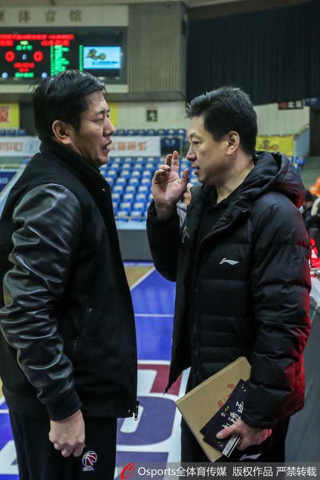 眼神如炬的李春江指导，在训练场上亲自示范防守滑步，每一个细节都逃不过他的法眼。