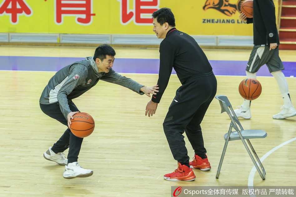 内线支柱胡金秋在对抗中勾手投篮，动作柔和而坚定，仿佛将平时的汗水都化作了篮筐上的音符。