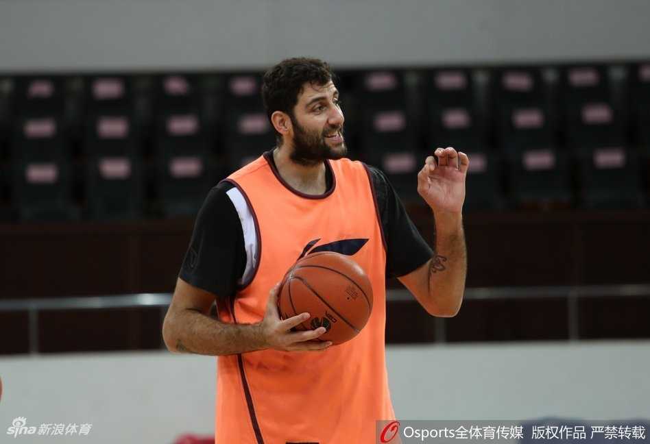 内线新星胡金秋在篮下进行对抗训练，他利用灵活的脚步稳稳将球放入篮筐。经过几个赛季的打磨，这位年轻国手的球风愈发成熟，已然成为广厦内线的定海神针。