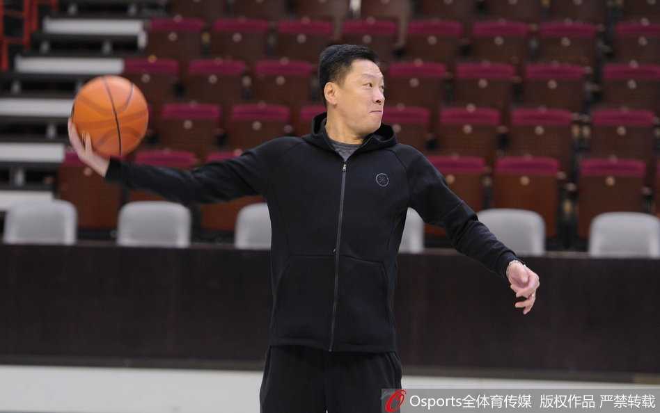 李春江指导站在场边神情专注，眼神中透露出对训练细节的严格把控，仿佛在思考着下一轮的战术布置。