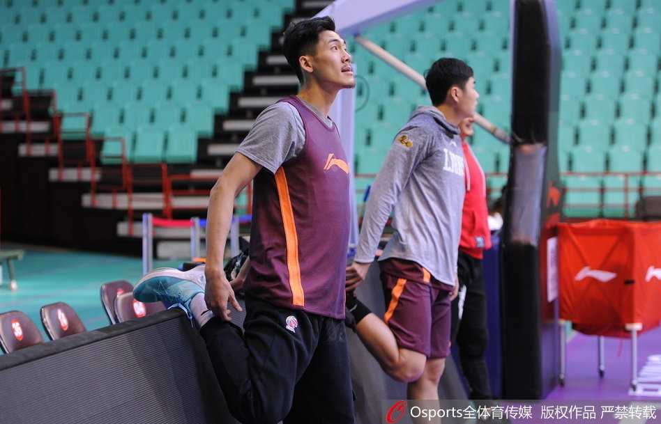 夕阳余晖洒在训练馆的地板上，广厦队结束备战，球员们的身影被拉长，整个场馆充满着蓄势待发的备战氛围。