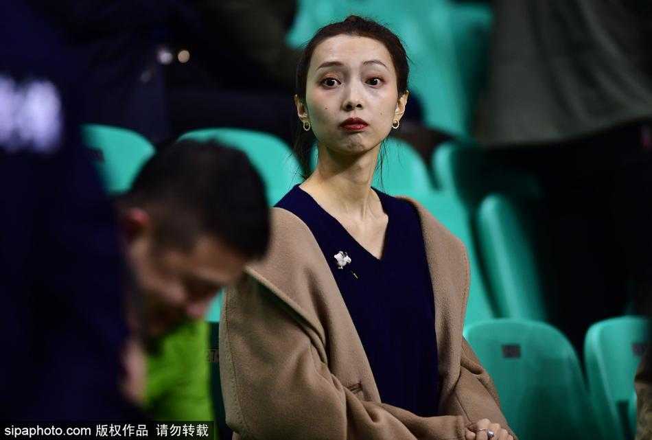 李晓旭在多人包夹下奋力拼抢篮板球，身体在空中扭曲却依然紧握篮球，展现出他作为顶级篮板手的本能和“国产魔兽”的强悍斗志。