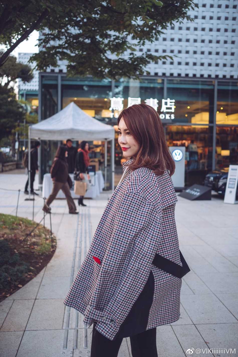 王星洋在优雅背景下留影，穿搭层次分明，气质出众，展现了现代女性在家庭生活中的多彩一面。