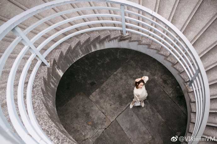 王星洋的这身搭配堪称街头时尚范本，她不经意间的撩发动作被抓拍下来，既有都市女性的摩登感，又不失少女般的灵动俏皮。