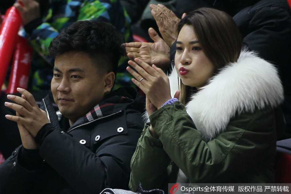 新疆队外援亚当斯在防守球员干扰下强行突破，展现出惊人的控球和得分能力