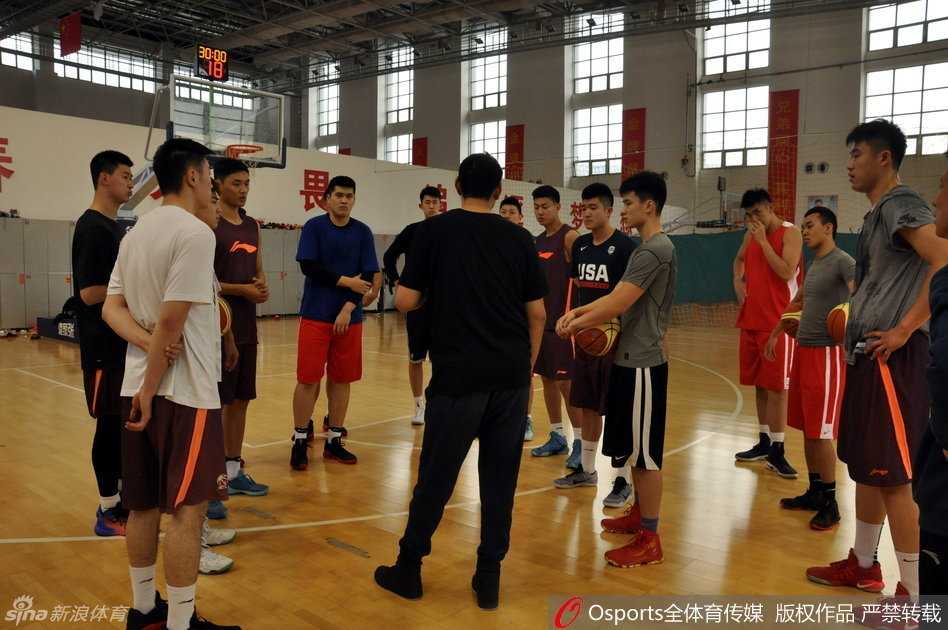 训练馆内，主教练李楠正在给全队训话，他表情严肃地挥手强调战术纪律，队员们围绕在身边，汗水湿透了球衣，神情专注。