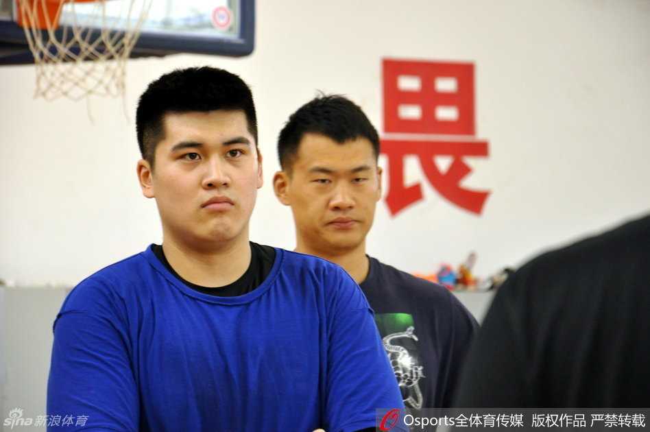 李楠指导在训练中亲自示范动作，他张开双臂指点江山，为球员们详细讲解场上站位，举手投足间尽显名帅风范。