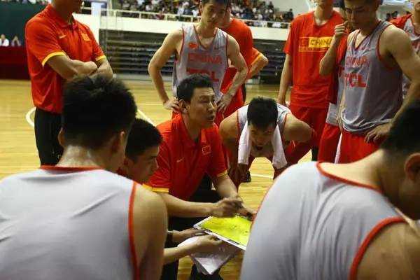 赵继伟在三分线外从容运球，面对蓝队于德豪的贴身防守突然干拔跳投，皮球划过一道完美的弧线飞向篮筐，身后是红队替补席期待的目光。