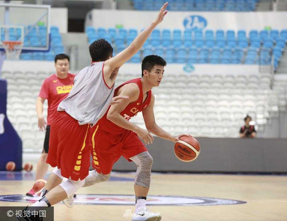 胡金秋在内卡要位，年轻的脸上写满专注，他张开手臂试图接球，面前是虎视眈眈的防守队友。