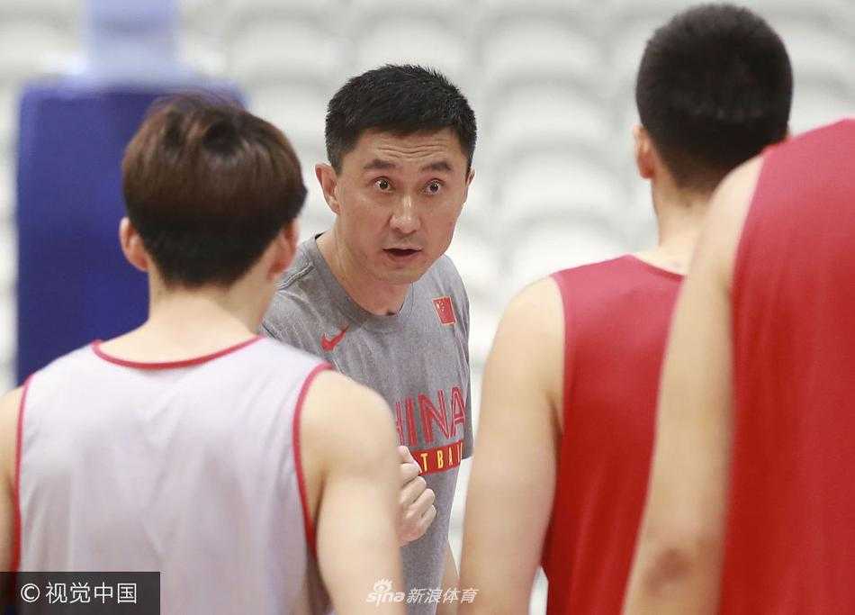 内线悍将韩德君在低位防守小个子后卫，虽然身高体重占据绝对优势，但他依然降低重心，态度认真地封堵对手的突破路线。