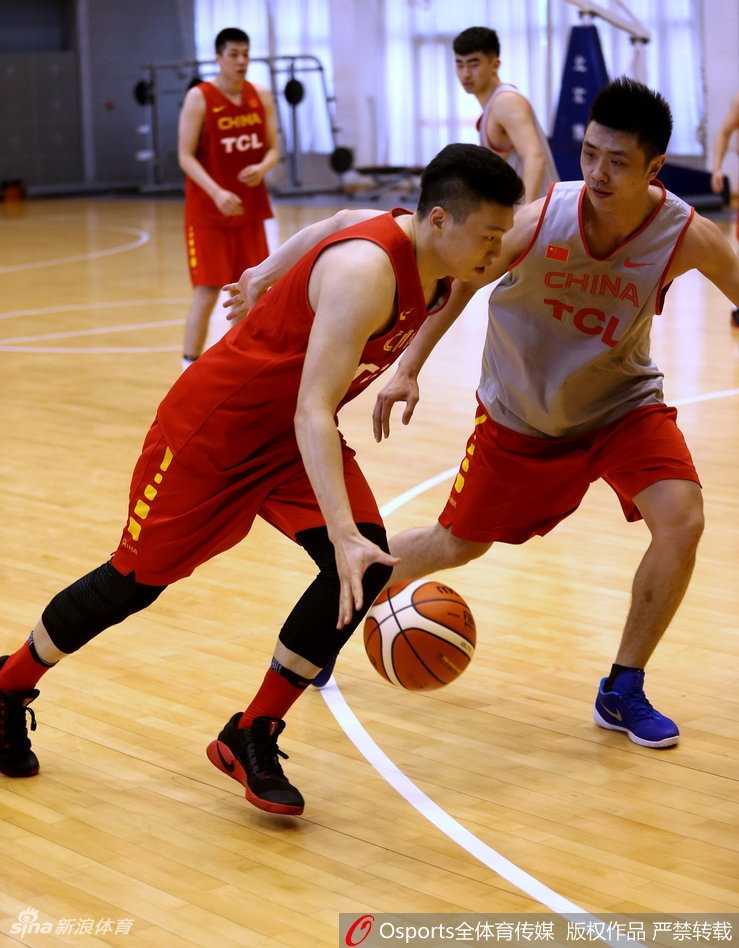 李根与队友贾诚在训练中相互击掌鼓励，体现了团队内部良好的化学反应和兄弟情谊。