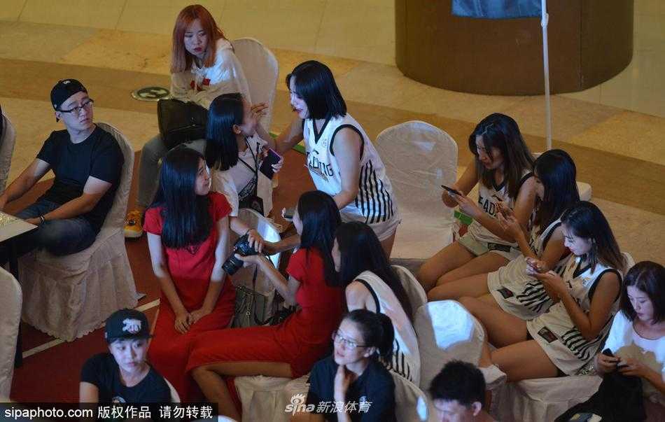 活动结束之际，杨鸣起身离席，向热情的现场球迷挥手致意。他的背影挺拔，步伐坚定，仿佛带着对过去赛季的总结和对未来挑战的无声宣言。