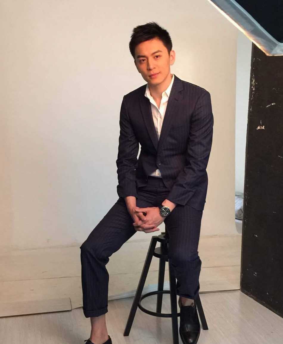 杨鸣身披辽宁队战袍目光坚毅嘴角微扬尽显白马长枪的儒雅帅气