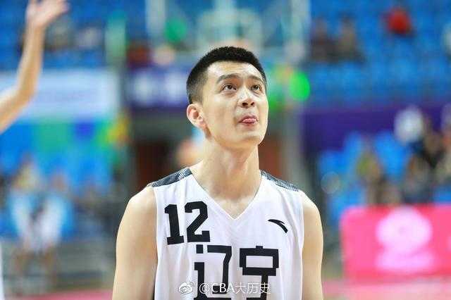 热身中的杨鸣表情轻松愉悦，似乎在与队友交谈，阳光洒在他的笑脸上，那份自信与亲和力让人感受到他阳光大男孩的一面。