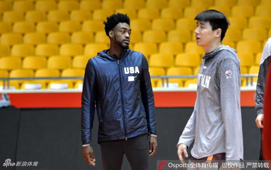 球场的另一侧，四川队的射手们正在进行三分球加练，篮球划过一道道弧线空心入网，而哈达迪在背景处默默注视，这位内线支柱深知外线火力的复苏对于赢球有多重要。