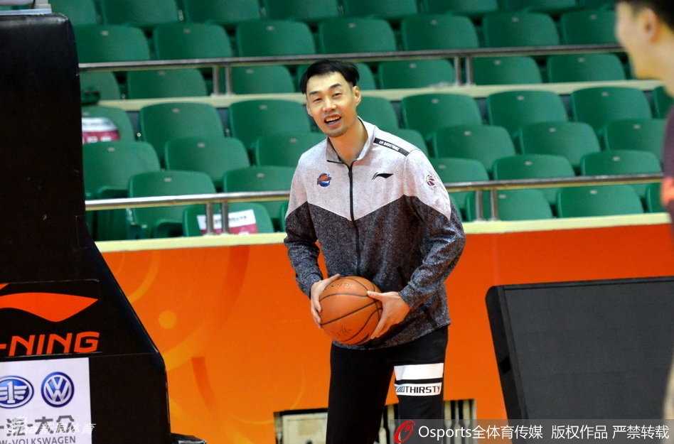 尽管只是坐在场边观看，但哈达迪高大的身影在训练馆灯光下投射出长长的影子，他紧握水瓶的姿势显得有力，仿佛随时准备起身为队友加油鼓劲，心始终与球队连在一起。