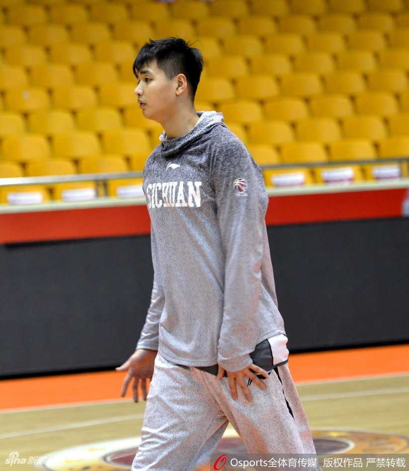 哈达迪在场边若有所思地观察着战术板，而球场上，他的四川队队友们正进行着高强度的攻防转换练习，年轻的身影飞奔不息，试图用积极的跑动来分担核心的重担。