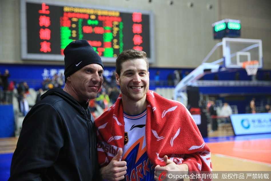 白巧克力威廉姆斯眼神中满是欣赏，在场边注视着弗雷戴特的每一个动作，仿佛看到了另一种篮球技艺的极致。