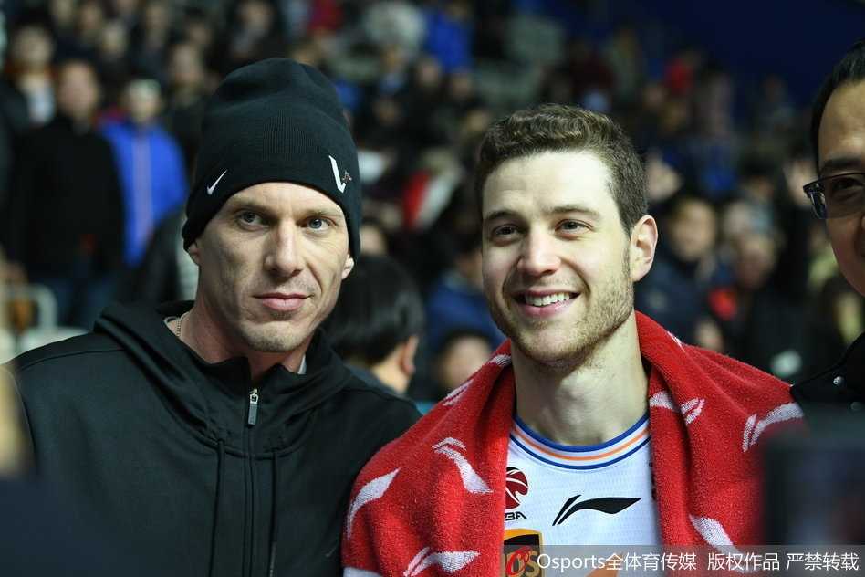 弗雷戴特运球突破，防守球员紧紧贴防，但弗神的节奏感让这次突破显得从容不迫，充满了美式后卫的灵动。