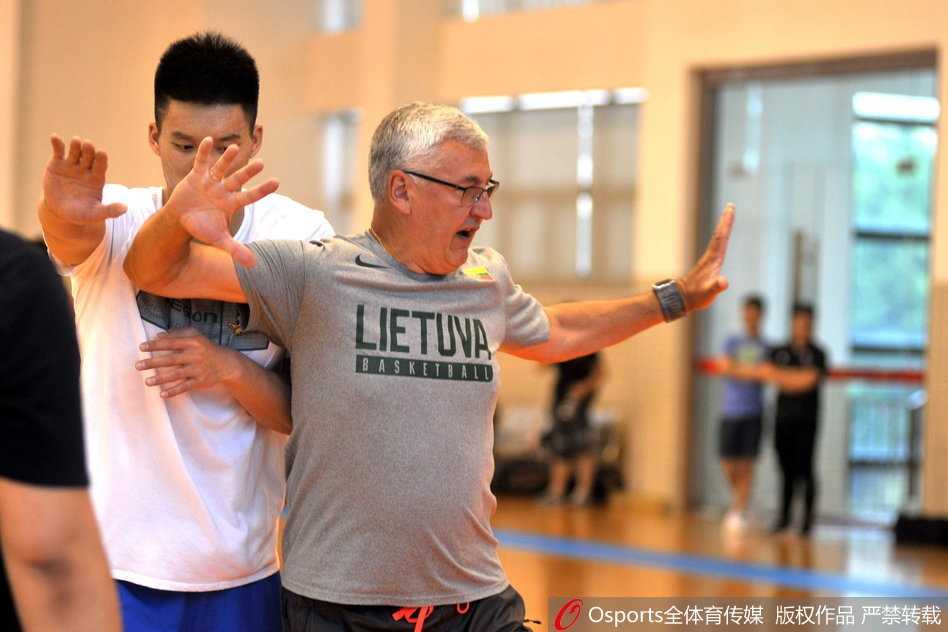 满头银发的尤纳斯在训练馆中亲自拿起篮球，用标志性的扎实步伐为内线年轻球员示范背身单打技术，眼神专注而犀利