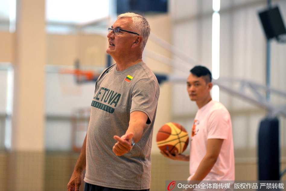 刚退役不久的陈江华身穿教练服站在场边，他一边给年轻后卫喂球，一边仔细观察场上局势，在新岗位上与昔日恩师尤纳斯配合默契