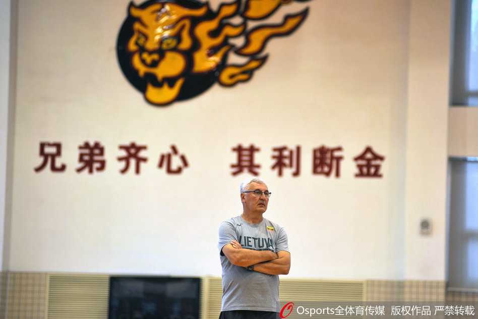 训练场上，年轻球员们在尤纳斯的注视下进行折返跑，汗水洒在地板上，背景中“广东宏远”的标语格外醒目，象征着球队在新老交替中迈向未来