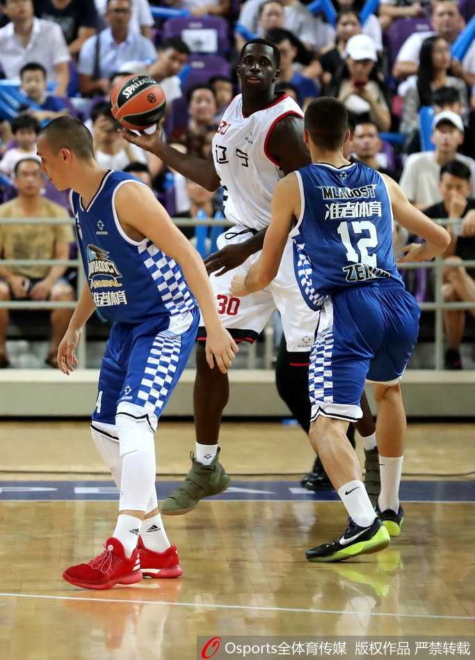 巴斯持球进攻瞬间，面对防守球员的贴身紧逼，他利用强壮的身体卡住位置，如同铁塔一般稳固，准备强行起身攻击篮筐。