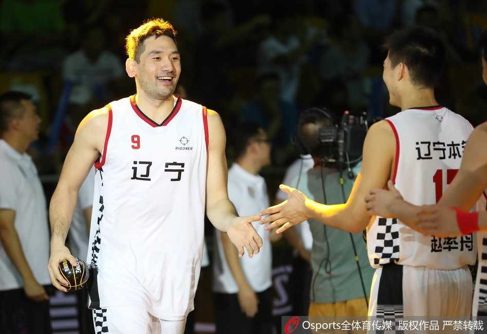 巴斯入场时与队友击掌，目光坚定地走向场地中央，浑身散发着一股舍我其谁的霸气，预示着今晚他将统治禁区。