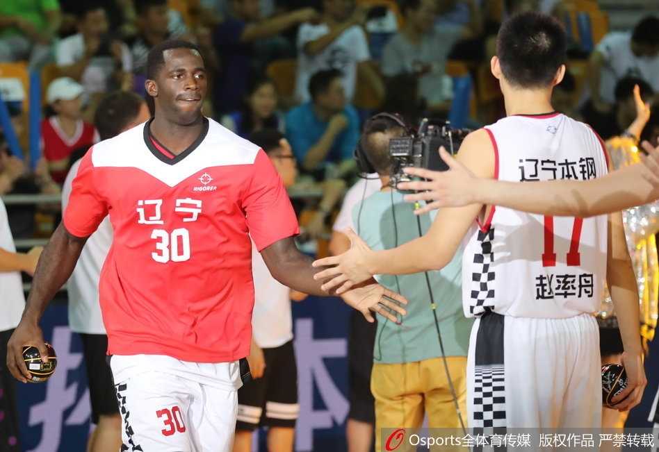 郭士强与哈德森在场边交流战术，两人手指球场比划着手势，眼神交流中透露出对比赛节奏的绝对掌控。