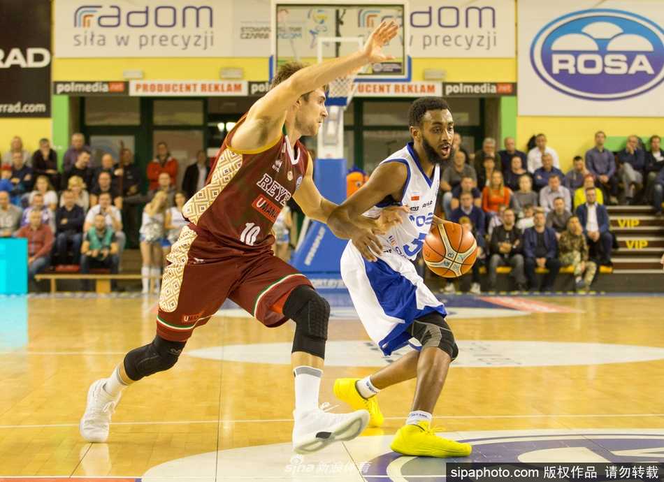 威尼斯雷耶球员在拉多姆客场突破重围，如利刃般撕开洛萨体育的防线，眼神中透着必胜的坚毅。