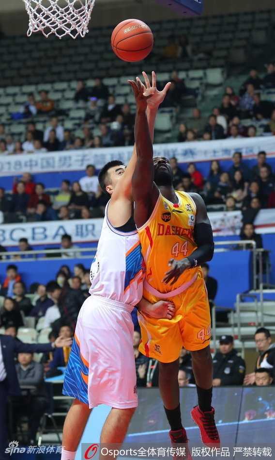 帕戈面对防守球员的贴身紧逼，眼神犀利，一个背后运球晃开空间，正准备将球传给空切的队友，他的首秀表现堪称完美。