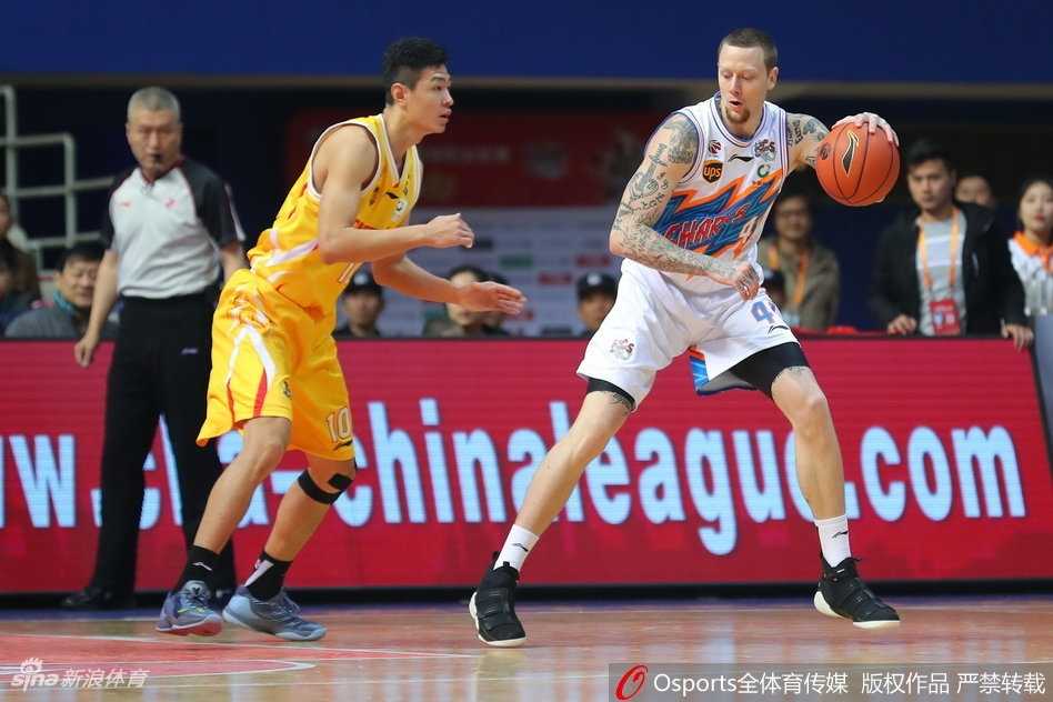 弗雷戴特面对严防强行出手三分，皮球还未离手，他的眼神中已流露出一丝无奈，本场比赛他的手感如同上海队的局势一样冰凉。