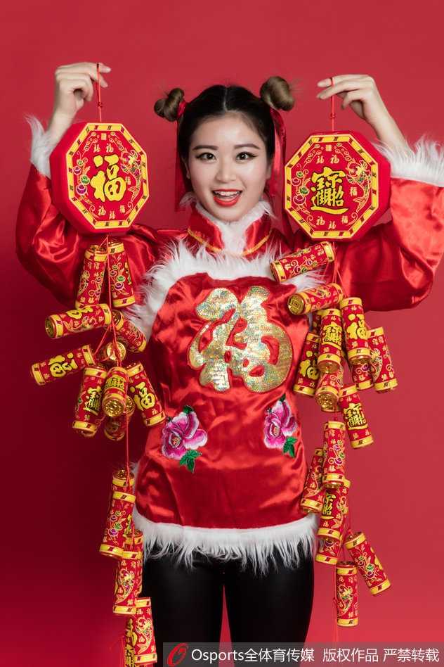 宝贝手持传统手绢花，眼神俏皮灵动，民俗服饰的精致纹样与青春面容相映成趣，传递出浓浓的年味与喜乐。