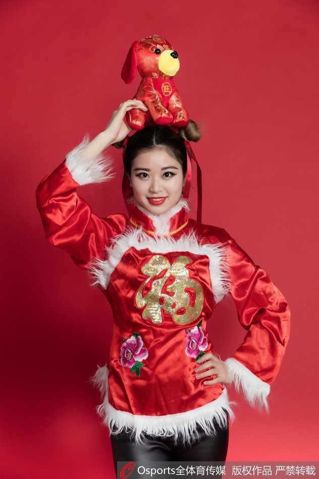 在一片红火喜庆的背景中，篮球宝贝双手比心，笑容灿烂夺目，民俗盛装与青春活力完美交融，定格了新年的美好祈愿。