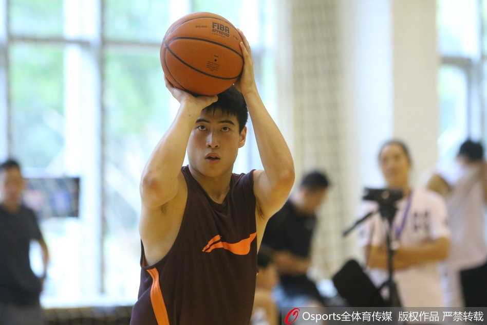 江苏队的易立正努力完成一次投篮，他的身体因疲劳而略微后仰，手臂的伸展也不如以往充分，但依然努力保持着柔和的手感，试图将球稳稳送入篮筐。