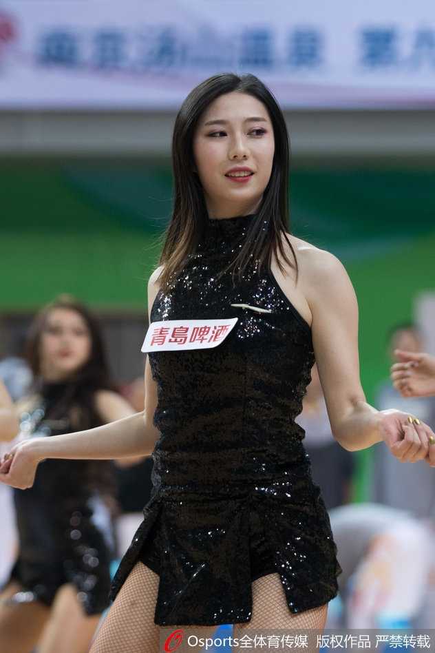 尽管汗水已浸透衣衫，但场上的篮球宝贝们依然保持着最富感染力的笑容，整齐地挥舞着手中的花球，她们的热情如同跳跃的火焰，持续为赛场升温。