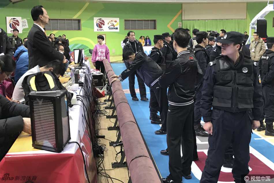 看台上的球迷们被场内的突发状况彻底点燃，许多人站起身来伸长脖子张望，部分球迷情绪激动地挥舞着双臂，口中呼喊着口号，现场嘈杂声震耳欲聋，秩序一片混乱。