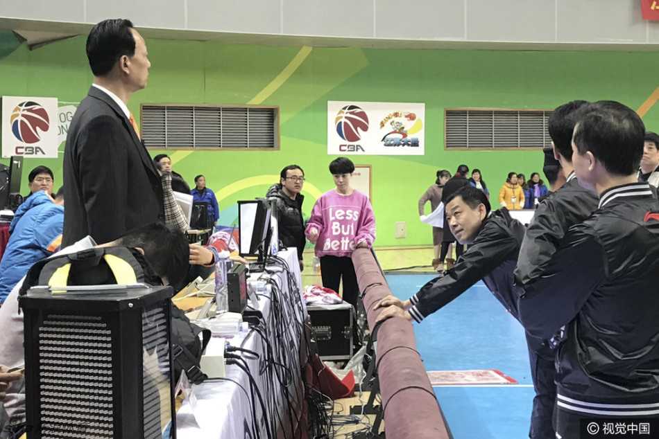 在警方和安保人员的控制下，引发这场闹剧的关键人物吕平最终被带离球场。他的身后是灯火通明却争议不断的赛场，以及无数或惊愕或愤怒的目光，这一夜注定写入CBA的特殊史册。