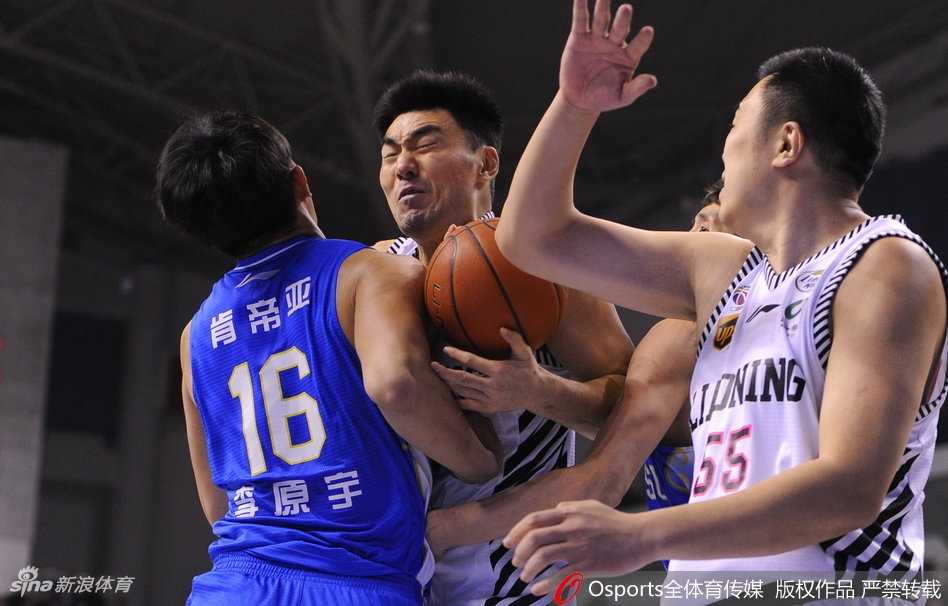 辽宁队大外援布兰登·巴斯在江苏内线群中奋力跃起，以一记势大力沉的单手劈扣宣泄着情绪，展现了强烈的追分决心，但即便如此也难以填补球队整体的巨大分差。