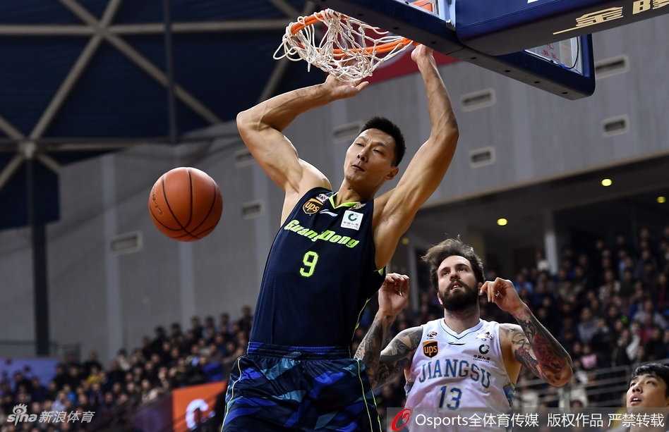 广东队核心易建联在肯帝亚内线群的重重包围下依然强行起跳投篮，阿联全场拼尽全力砍下二十三分并抓下十七个篮板，但依旧无法阻挡球队失利的结局，眼神中透露出些许无奈