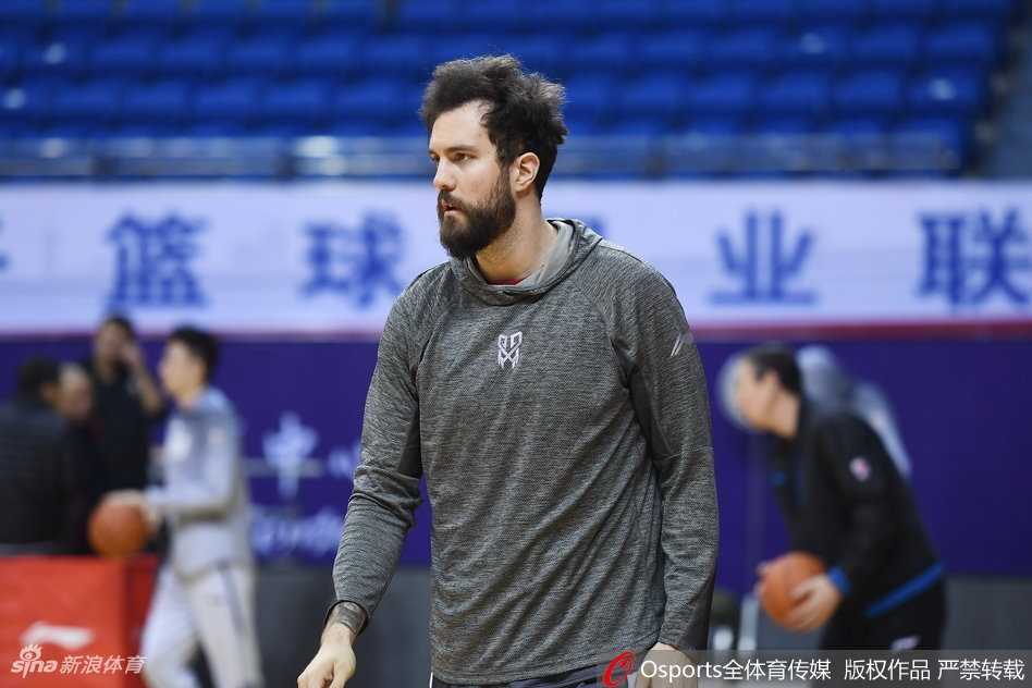 完成训练的吴冠希在场边接受队医的放松治疗，神情专注而平静，为下一场战斗做好充分准备。