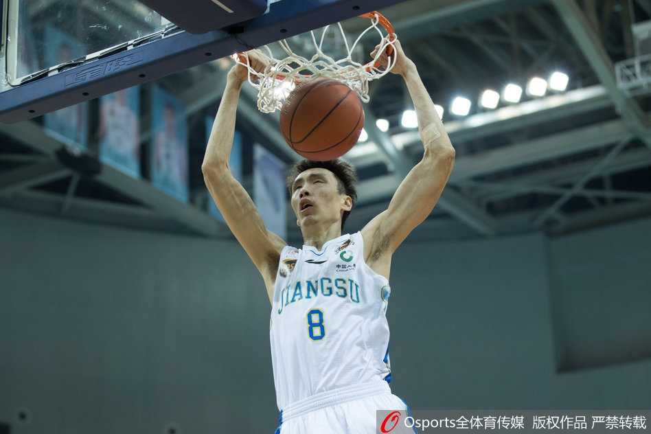 北控外援兰多夫在江苏队内线群中强行起跳上篮，双方球员手臂交织在一起，肌肉碰撞的火花仿佛能穿透屏幕。