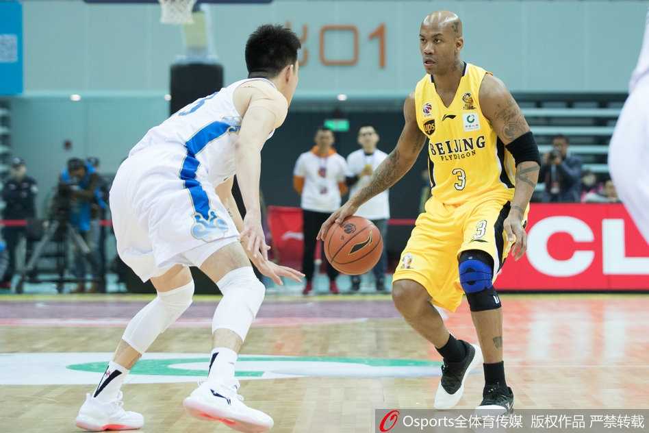 北控核心马布里运球高速推进，尽管遭遇江苏队员的堵截，他依然眼神坚毅，试图撕开防线。