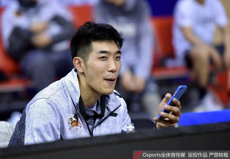 训练中的拉杜利察威风凛凛，他凭借灵活的脚步在内线强打，哪怕面对多人包夹也毫无惧色，扎实的肌肉线条正是他统治禁区的资本。