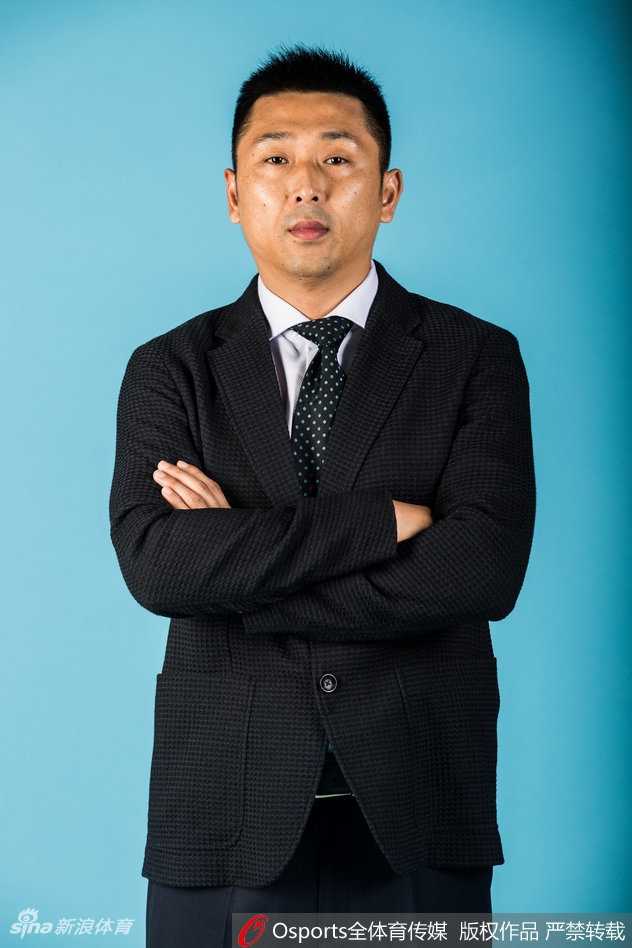 江苏肯帝亚功勋主帅胡雪峰，眼神坚毅地凝视前方，他不仅是场上的指挥官，更是这支青年军的定海神针，西装笔挺难掩球场硬汉本色。