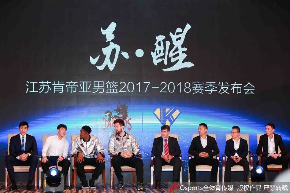 江苏肯帝亚众将帅齐聚钓鱼台，全员正装亮相展现新赛季新气象，自信的笑容挂在每个人脸上。