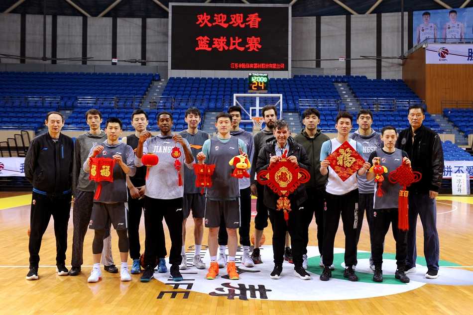 年轻球员们簇拥在一起，对着镜头做出搞怪的新春手势，朝气蓬勃的脸上写满了对新年的憧憬和冲击好成绩的决心。