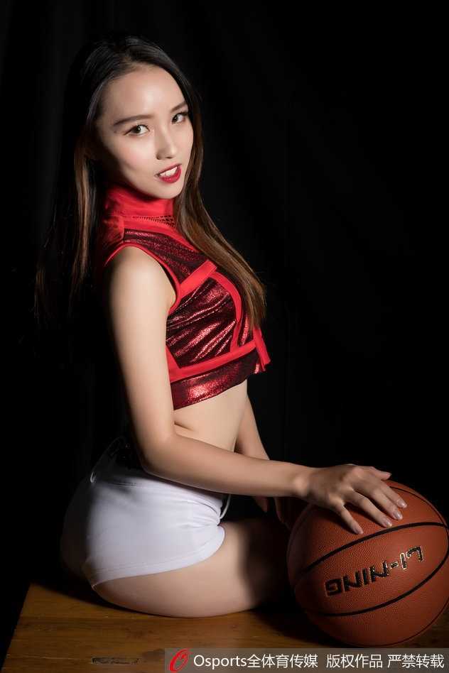 两名宝贝背对背倚靠，修身的黑色战袍勾勒出健美曲线，她们的神情冷艳，如同赛场上的女武神，静待战斗号角